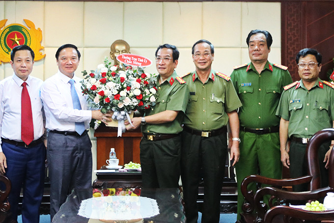 Ông Nguyễn Khắc Định tặng hoa, chúc mừng lực lượng Công an tỉnh.