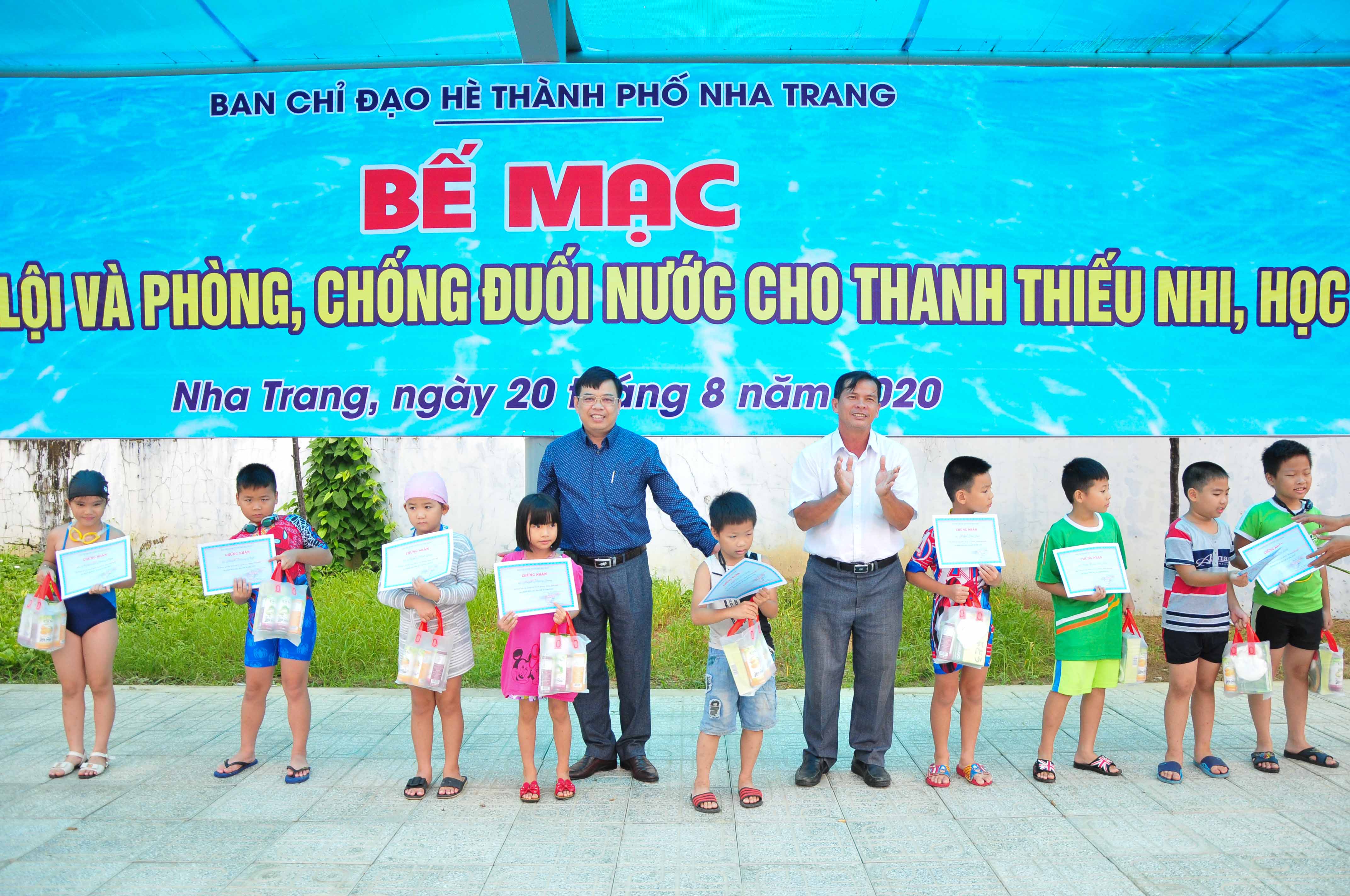 Nha Trang: Bế mạc lớp bơi lội, phòng chống đuối nước cho thanh thiếu nhi