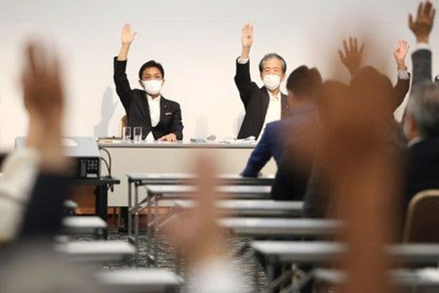 Các nghị sỹ của đảng DPFP biểu quyết hợp nhất với đảng CDPJ. (Nguồn: nippon.com)