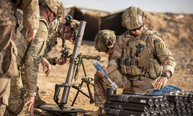Binh sĩ Mỹ thuộc sư đoàn bộ binh 25 tập bắn súng cối M224 60 mm tại căn cứ không quân Al Asad, Iraq, ngày 27/5. Ảnh: US Army.