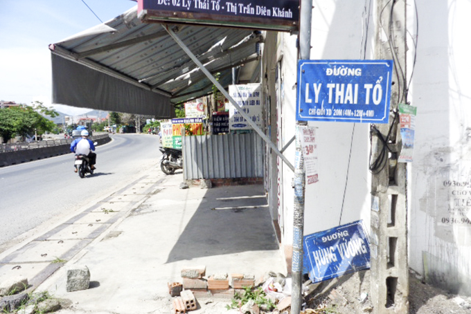 Cần chỉnh trang biển tên đường