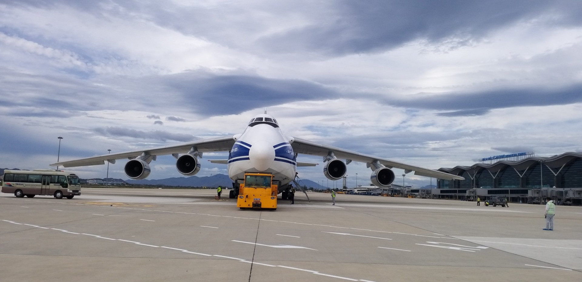 Máy bay vận tải lớn nhất thế giới hạ cánh xuống sân bay Cam Ranh.