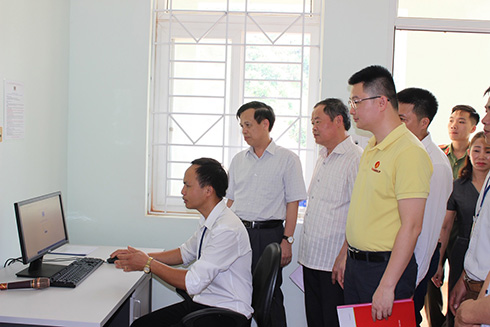 Ông Lý Minh Tuấn – Giám đốc Quỹ Thiện Tâm (thuộc Tập đoàn Vingroup) trực tiếp kiểm tra công tác vận hành hệ thống loa phát thanh hiện đại
