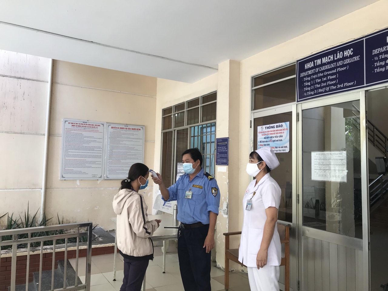 Kiểm tra thân nhiệt người nuôi bệnh tại Bệnh viện Đa khoa tỉnh Khánh Hoà