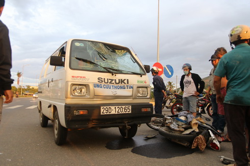 Đang sang đường thì gặp tai nạn, người đàn ông nguy kịch