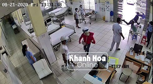Người đàn ông không đeo khẩu trang, cầm dao tấn công bảo vệ bệnh viện