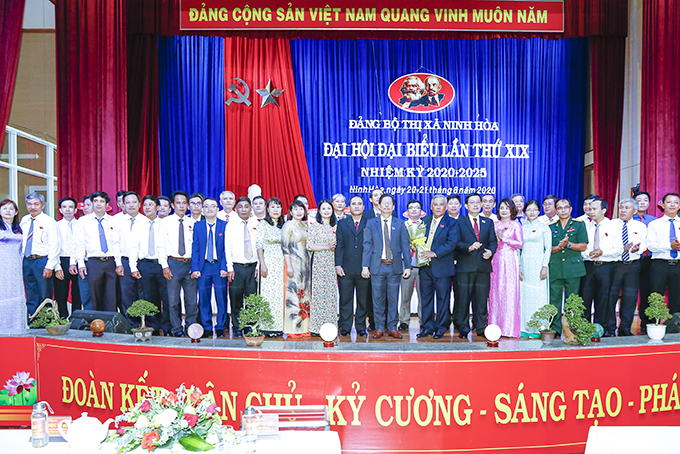 19th Ninh Hoa Town Communist Party Congress officially opens