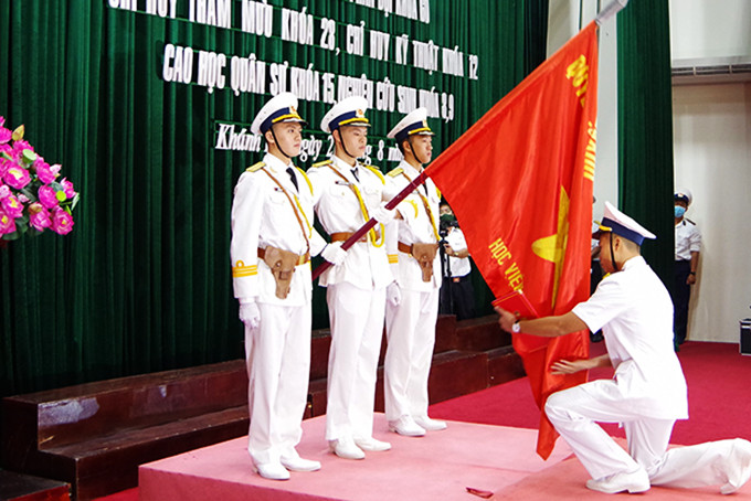 Đại diện học viên tốt nghiệp tuyên thệ dưới Quân kỳ.