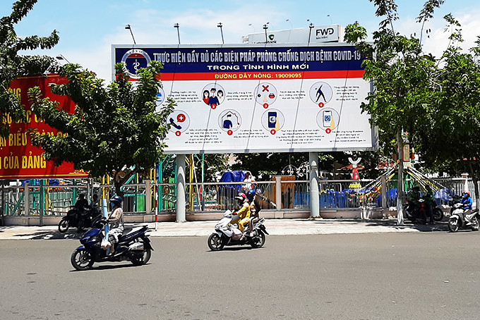 Pano tuyên truyền về dịch bệnh Covid-19 ở TP. Nha Trang.
