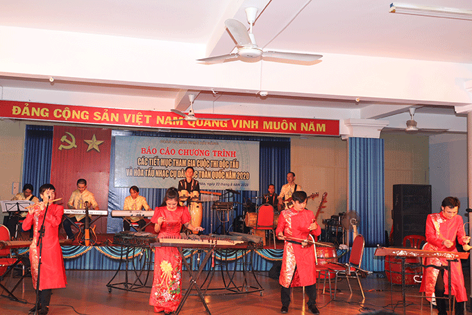  Hai Dang Song and Dance Troupe’s traditional musical instrument ensemble