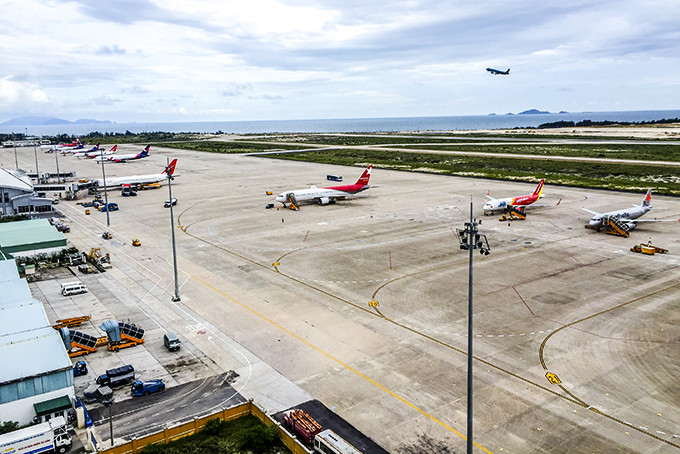 Tuy là cảng hàng không lớn thứ 4 cả nước  nhưng đến nay, Cảng Hàng không quốc tế Cam Ranh chưa có hangar.