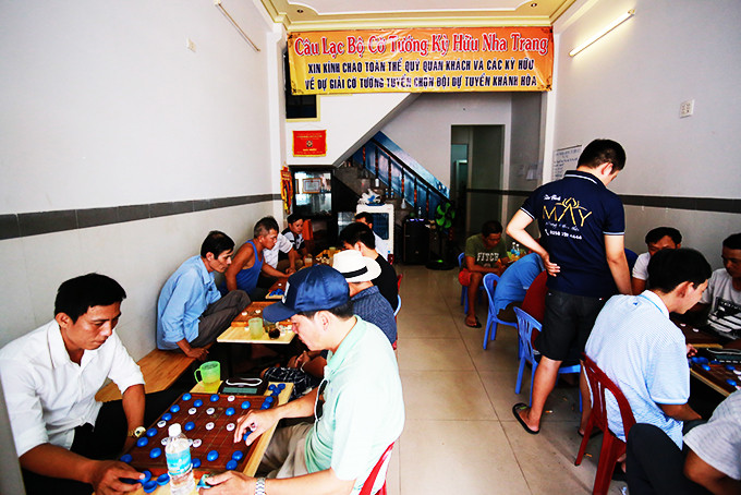 People playing Chinese chess at Ky Huu Nha Trang Chinese Chess Club