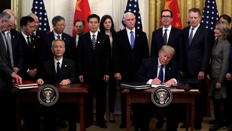 Lễ ký thỏa thuận thương mại giai đoạn 1 giữa Mỹ và Trung Quốc đầu năm 2020. Ảnh: Fox Business