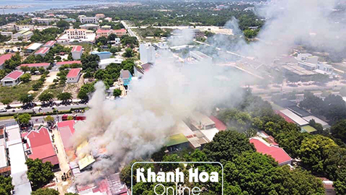 Hỏa hoạn thiêu rụi quán karaoke ở Cam Lâm