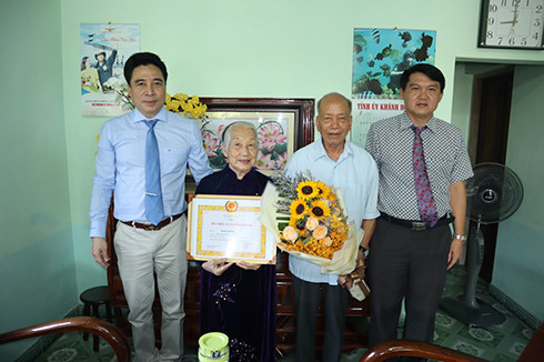 Đồng chí Nguyễn Khắc Toàn trao Huy hiệu 55 năm tuổi Đảng cho đồng chí Trần Thị Bé