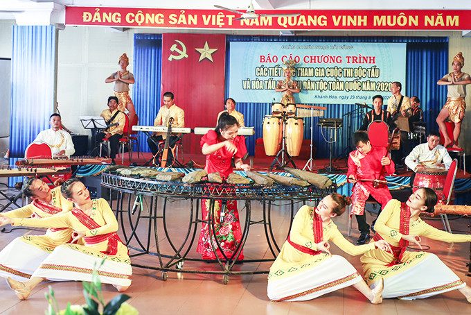 Instrumental ensemble of Hai Dang Song and Dance Troupe