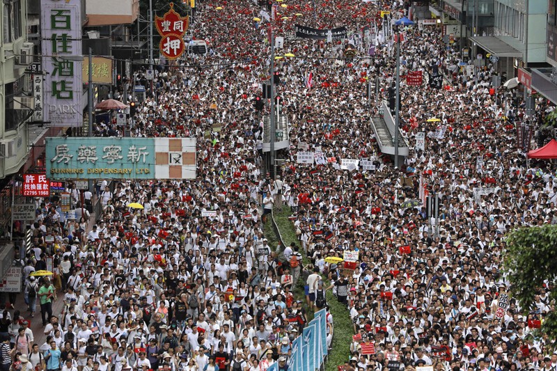 Dân chúng Hong Kong xuống đường chống luật dẫn độ. (Hình: AP Photo/Vincent Yu)