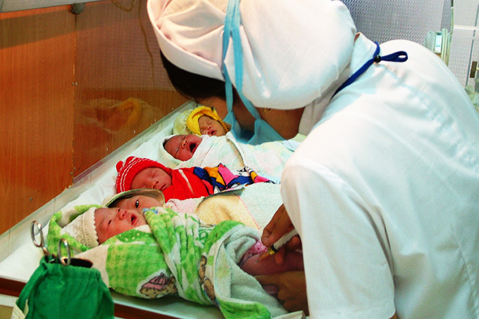 Tiêm vắc xin viêm gan B cho trẻ khi vừa chào đời. 