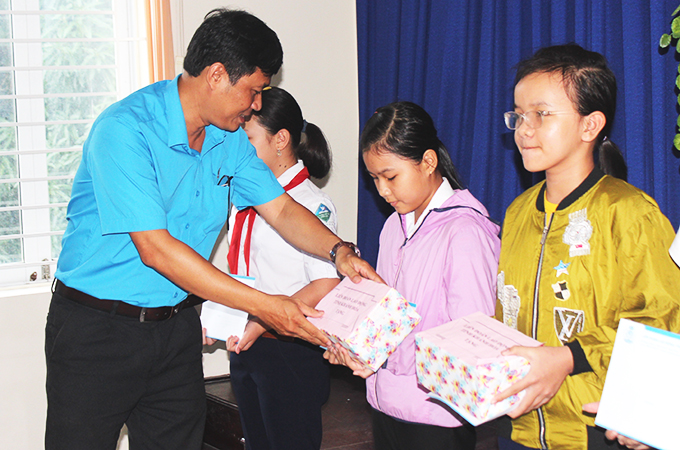 Trao 4 suất học bổng cho con công nhân có hoàn cảnh khó khăn