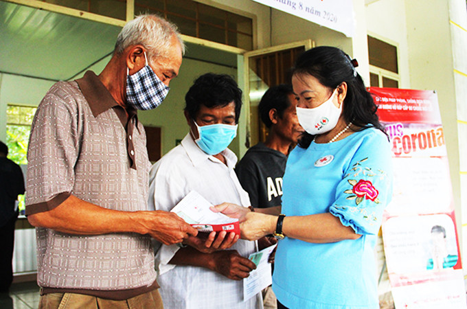 Bà Nguyễn Thị Xuân Thu trao tiền hỗ trợ  cho các hộ dân xã Suối Cát. 