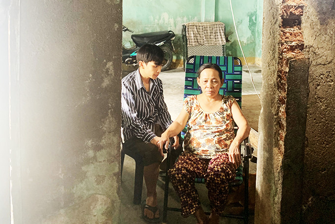 Quyen and her son in their old house