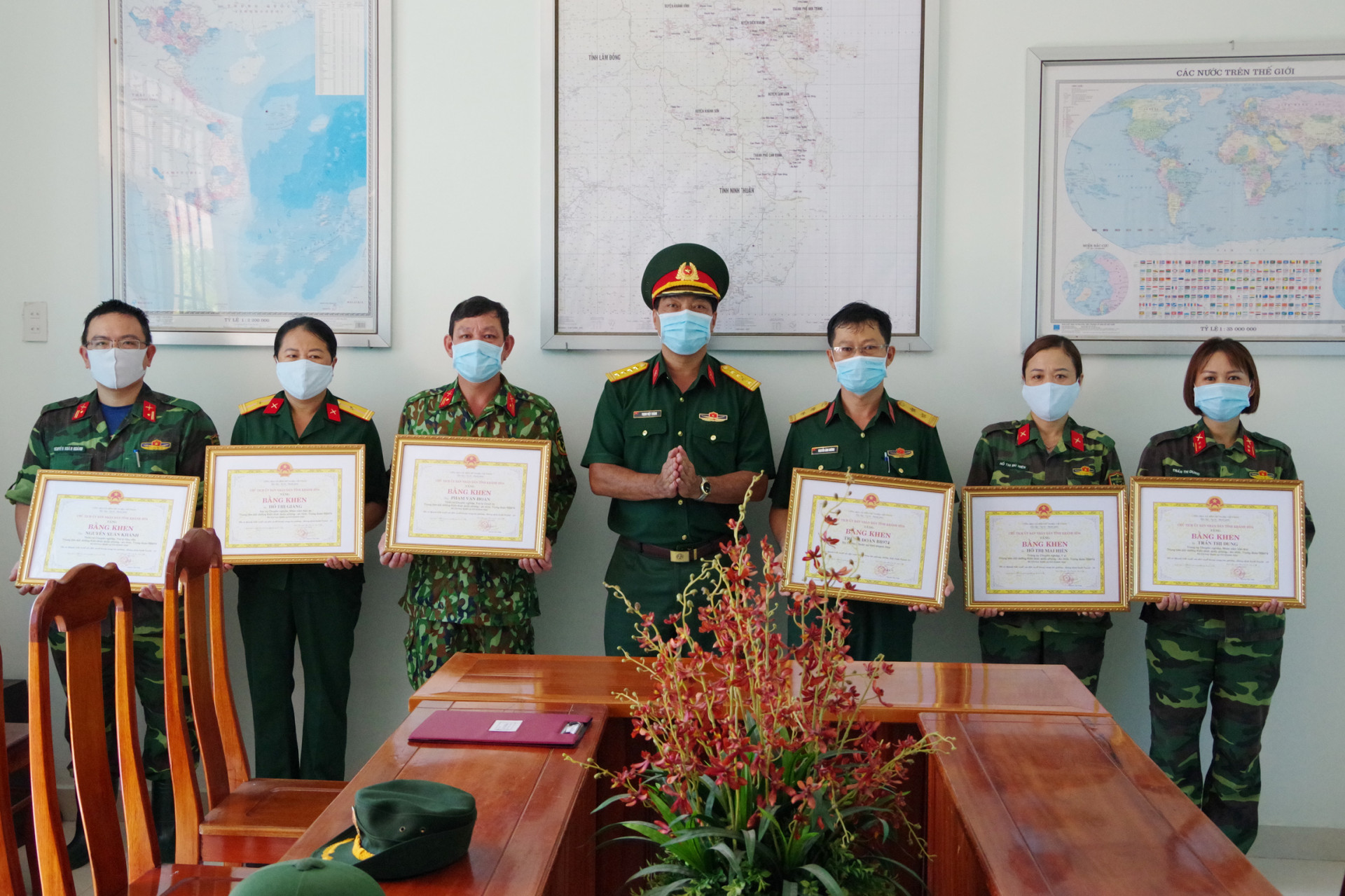 Đại tá Trịnh Việt Thành trao bằng khen của Chủ tịch UBND tỉnh cho tập thể, cá nhân Trung tâm huấn luyện - bồi dưỡng kiến thức quốc phòng, an ninh tỉnh.