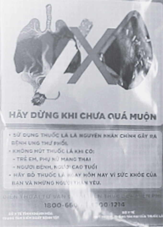 Bảng tuyên truyền về phòng, chống tác hại thuốc lá được niêm yết  tại Bộ phận một cửa UBND huyện Diên Khánh.