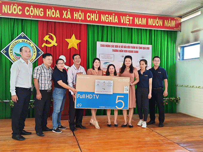 Các đơn vị thăm, tặng quà cho 2 trường học xã Sơn Trung