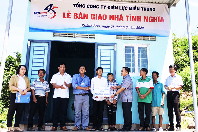 Trao nhà tình nghĩa cho 4 anh em mồ côi ở xã Thành Sơn