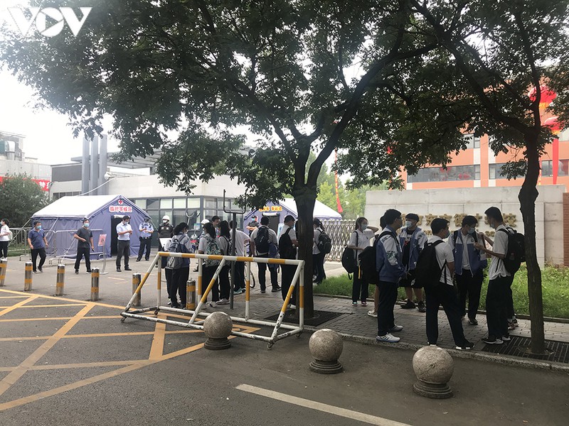 Học sinh Trung Quốc đang chờ vào trường.