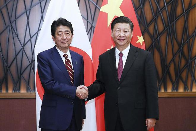Ông Shinze Abe bắt tay Chủ tịch Trung Quốc Tập Cận Bình tại cuộc gặp bên lề APEC 2017 được tổ chức tại Đà Nẵng, Việt Nam. (Ảnh: Tân Hoa xã)