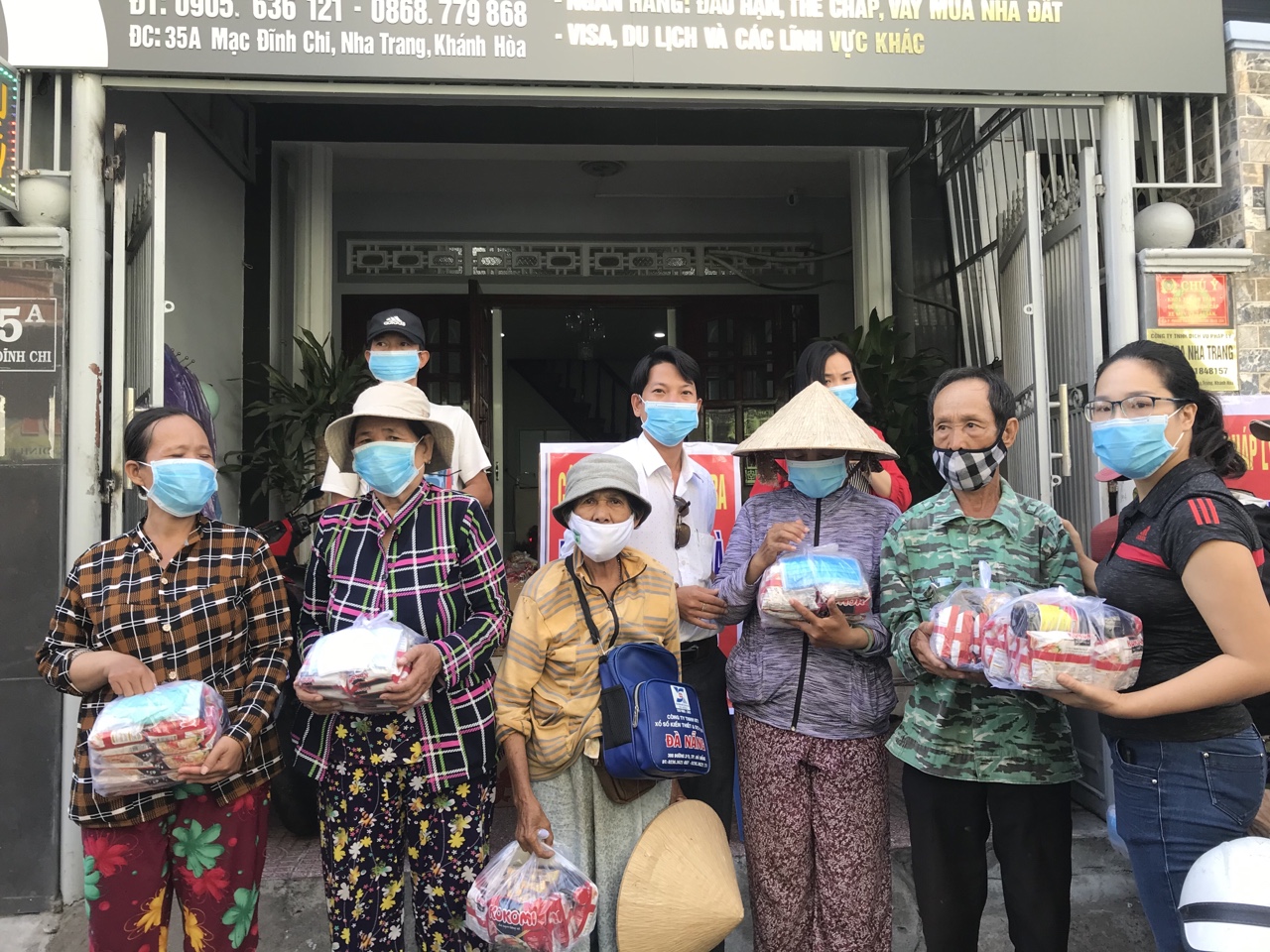 Đại diện công ty trao tặng quà cho người nghèo