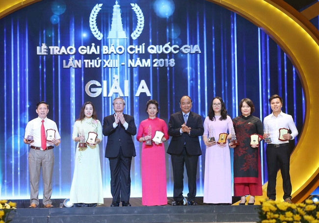 Thủ tướng Nguyễn Xuân Phúc và đồng chí Trần Quốc Vương, Ủy viên Bộ Chính trị, Thường trực Ban Bí thư trao giải A cho các tác giả đạt giải Báo chí quốc gia năm 2019. 