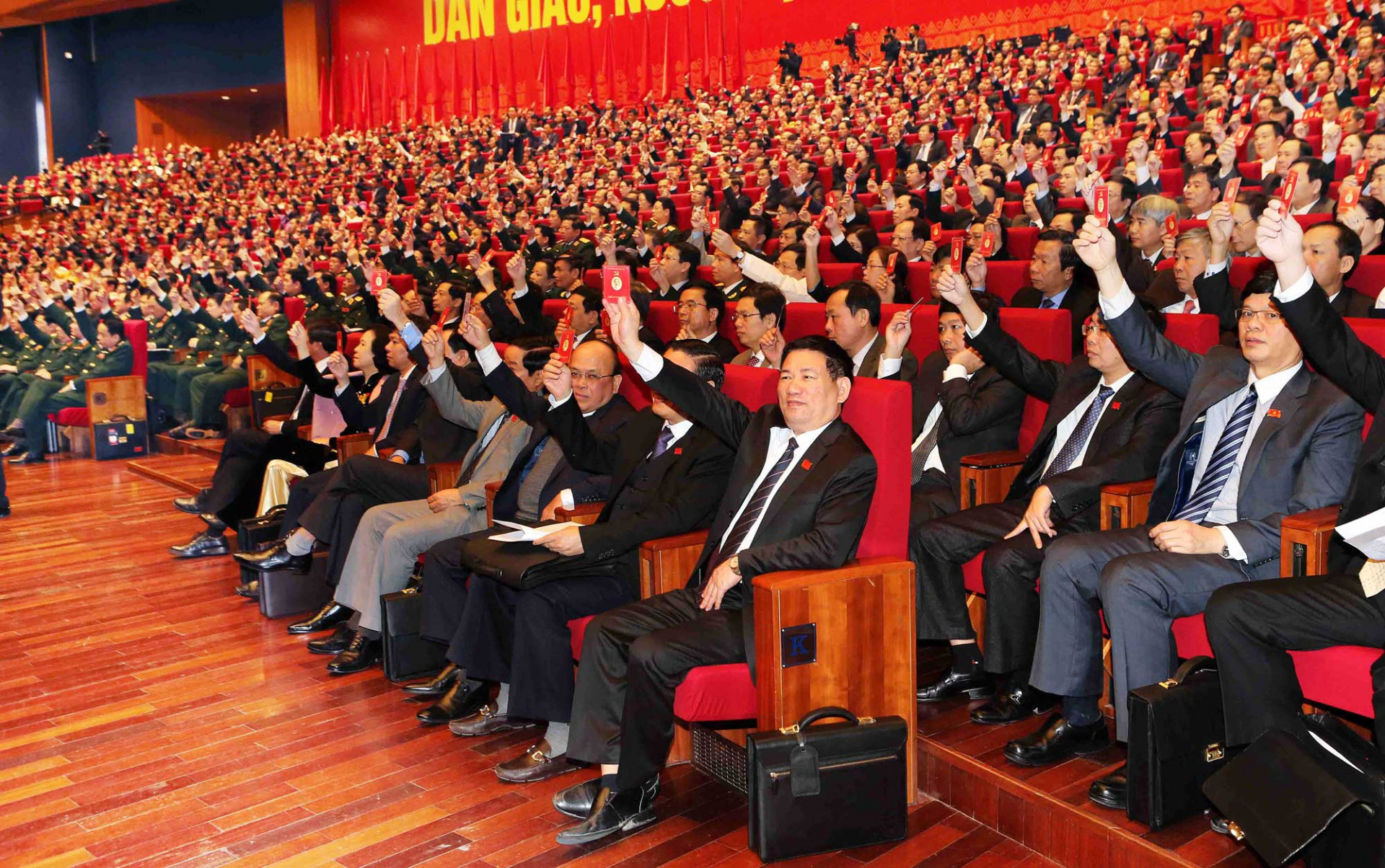 Các đại biểu biểu quyết tại Đại hội đại biểu toàn quốc lần thứ XII của Đảng_Ảnh: TTXVN
