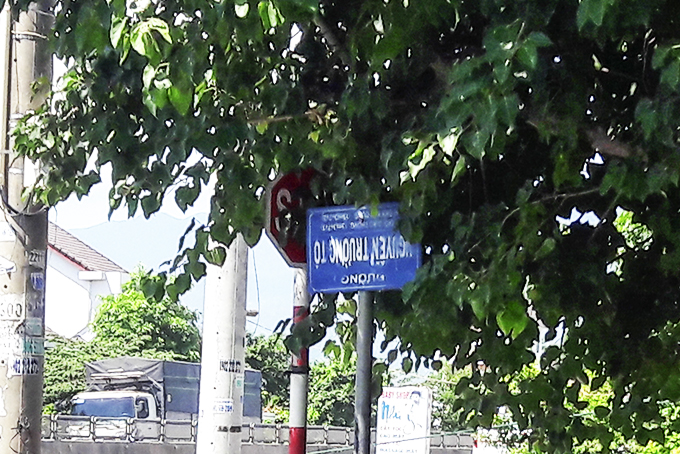 Bảng tên đường bị treo ngược