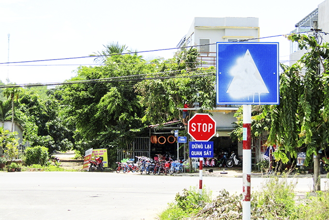 Nhiều biển báo bị xóa