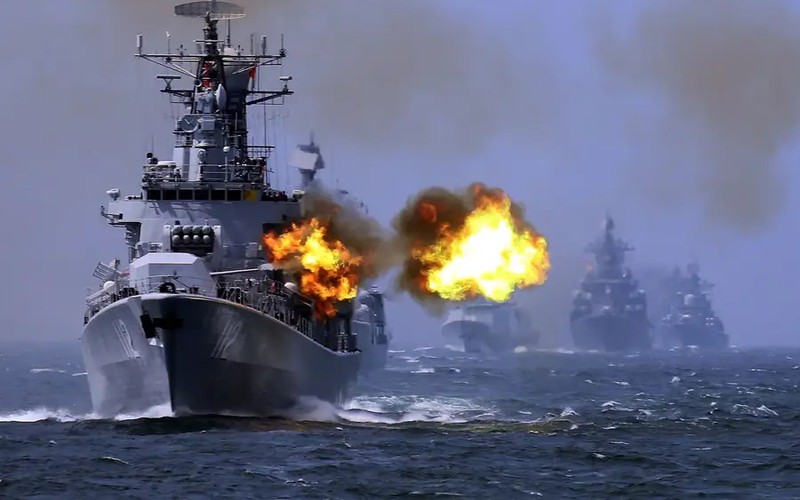 Tàu chiến Trung Quốc khai hỏa. Ảnh: AP.