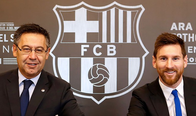Mẫu thuẫn giữa ông chủ tịch Josep Maria Bartomeu (trái) và Messi đã khiến Barcelona đối mặt khủng hoảng,