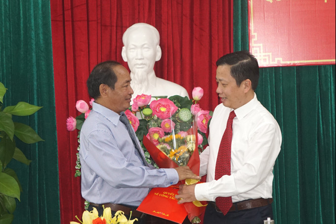 Ông Hà Quốc Trị (bìa phải) trao quyết định và tặng hoa chúc mừng ông Cao Cường.