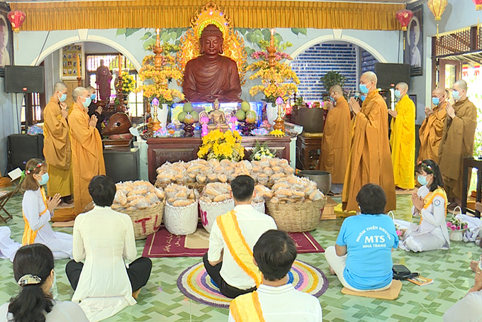 Tụng kinh và thuyết giảng ý nghĩa bông hồng cài áo cho chư Tăng, Phật tử.