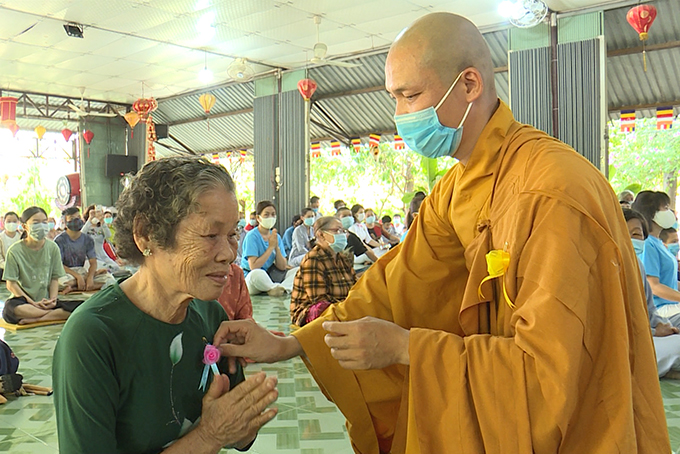 Thực hiện nghi thức bông hồng cài áo.