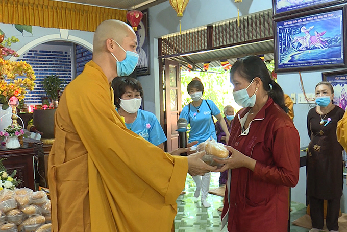 Trao xuất ăn miễn phí cho người nghèo, người có hoàn cảnh khó khăn.