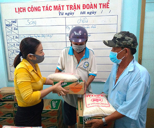 Bà Nguyễn Thị Cẩm Nhung - Chủ tịch UBMTTQ Viêt Nam phường trao quà cho người dân 