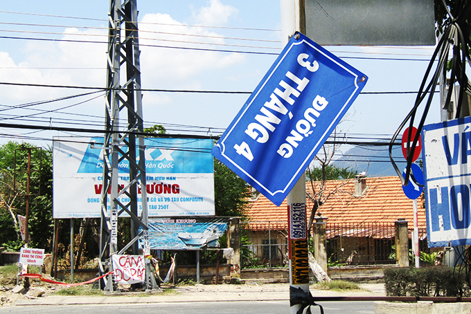 Cần lắp đặt lại các biển tên đường