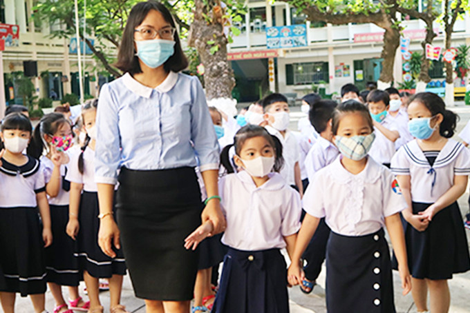 Cô giáo Trường Tiểu học Tân Lập 2 (TP. Nha Trang) dẫn các bé lớp 1 tham quan khuôn viên trường trước khi bước vào năm học mới.
