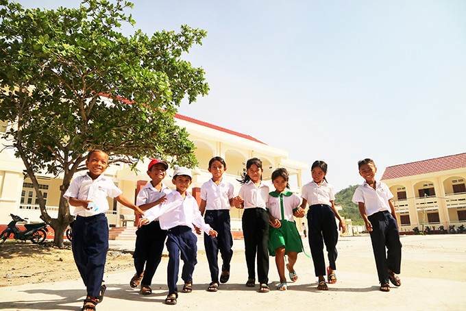 Niềm vui của học sinh Trường Tiểu học Cam Thịnh Tây bên ngôi trường mới. 