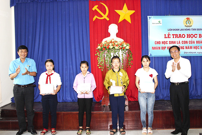 Đại diện Liên đoàn Lao động tỉnh trao học bổng cho con công nhân ở huyện Diên Khánh.