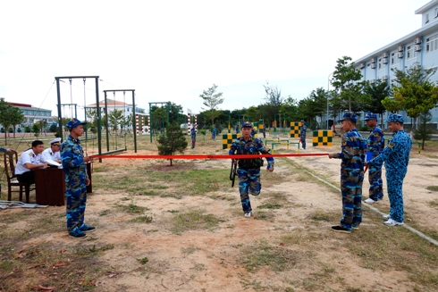 Nội dung thi thực hành một buổi kiểm tra huấn luyện thể lực.