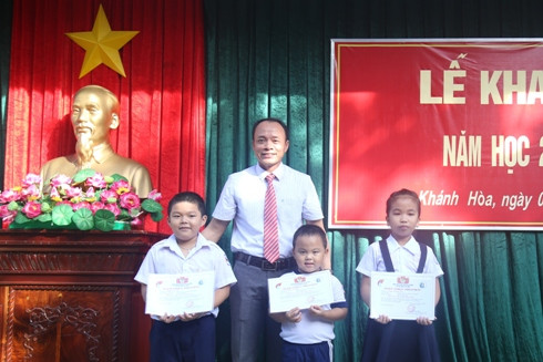 Đại diện chính quyền địa phương tặng thưởng cho các em học sinh giỏi.