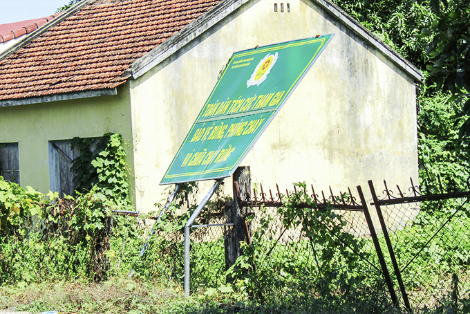 Pa nô tuyên truyền bị đổ gãy